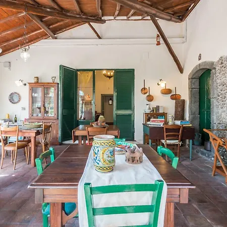 ベッド・アンド・ブレックファスト Etna La Casa Di Pippinitto サンタ・ヴェネリーナ